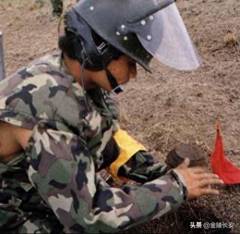 搬走“死神”:1994年中越边境大扫雷