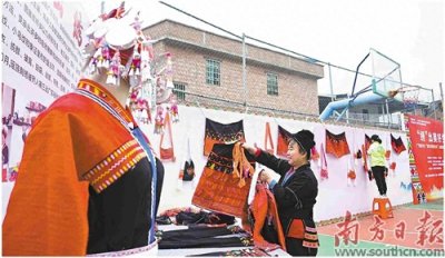 ​走村入寨表演 文艺赋能乡村振兴