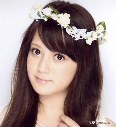 奥真奈美一一日意混血儿，比桥本环奈还要可爱，像娃娃一样