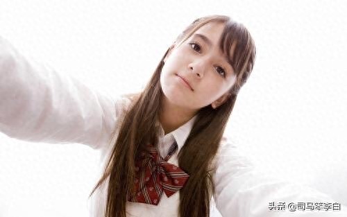 奥真奈美一一日意混血儿，比桥本环奈还要可爱，像娃娃一样