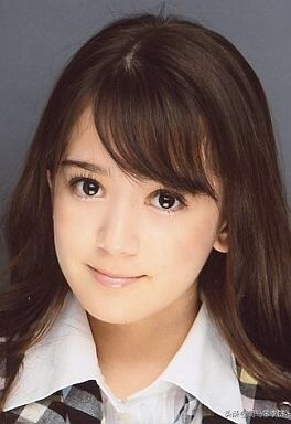 奥真奈美一一日意混血儿，比桥本环奈还要可爱，像娃娃一样