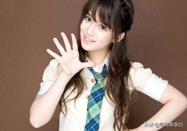 奥真奈美一一日意混血儿，比桥本环奈还要可爱，像娃娃一样