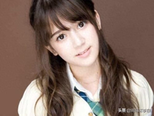 奥真奈美一一日意混血儿，比桥本环奈还要可爱，像娃娃一样