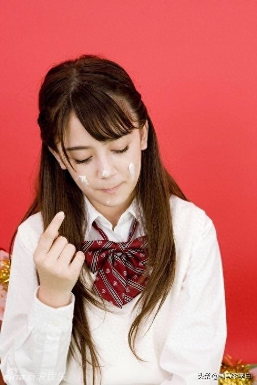 奥真奈美一一日意混血儿，比桥本环奈还要可爱，像娃娃一样