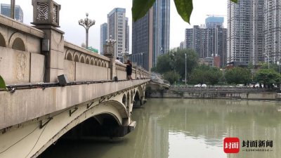 ​成都九眼桥女子要跳河 救援者请其父亲来劝被拒：“我不去”