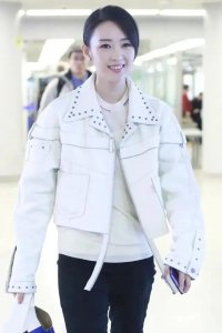 ​童瑶携大17岁老公亮相！穿风衣架黑超瘦成纸片人，夫妻俩好似隔辈