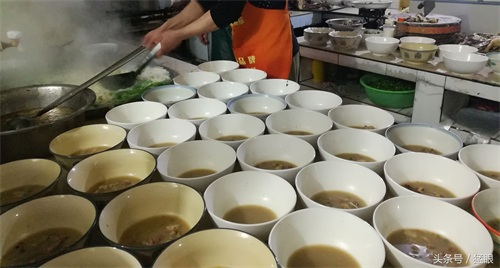 方城的烩面一锅能做40余碗，面滑、色香、味美、碗大