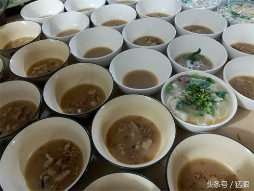 方城的烩面一锅能做40余碗，面滑、色香、味美、碗大