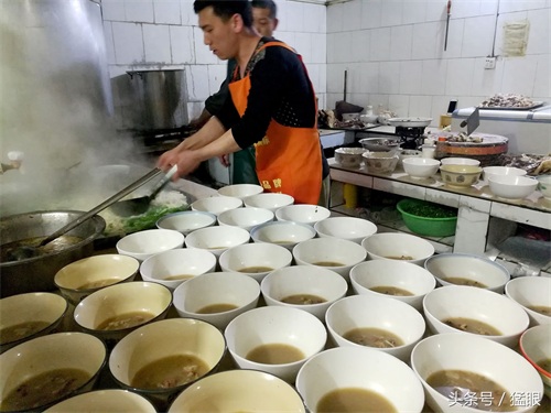 方城的烩面一锅能做40余碗，面滑、色香、味美、碗大