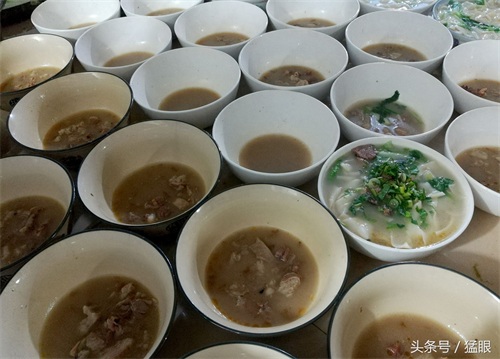 方城的烩面一锅能做40余碗，面滑、色香、味美、碗大