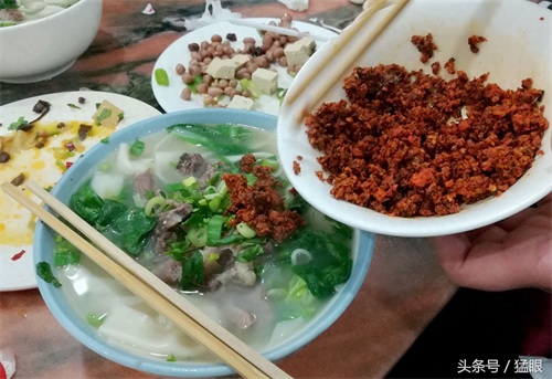 方城的烩面一锅能做40余碗，面滑、色香、味美、碗大