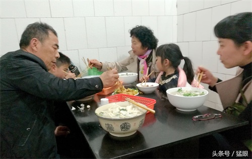 方城的烩面一锅能做40余碗，面滑、色香、味美、碗大