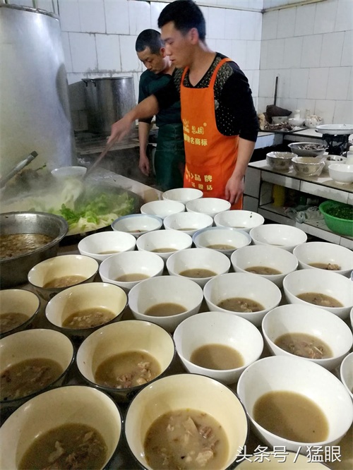 方城的烩面一锅能做40余碗，面滑、色香、味美、碗大