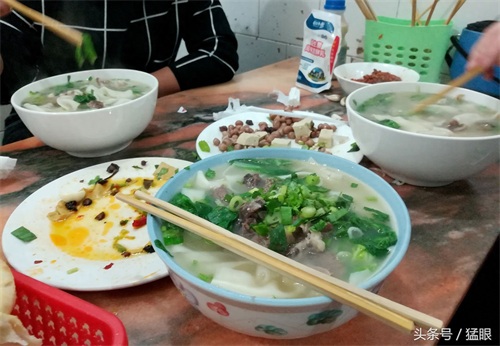 方城的烩面一锅能做40余碗，面滑、色香、味美、碗大