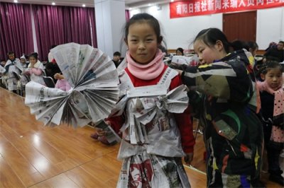 ​废旧报纸做时装 节能环保我先行