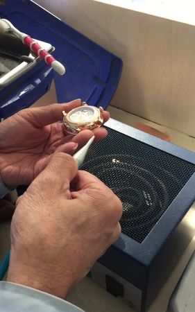 手表里面有一层水雾怎么办