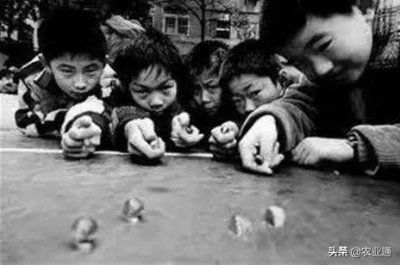 ​《机器铃砍菜刀》：一首歌谣唱出了70、80农村无处安放的青春