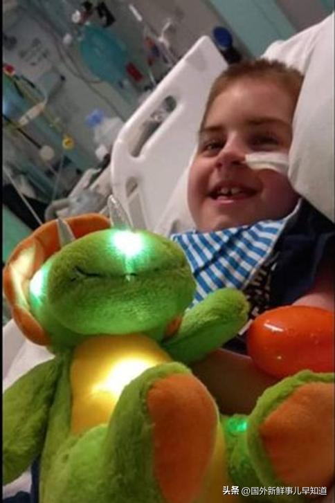 英国小男孩得病去世(英国9岁小男孩患有罕见疾病)(2)