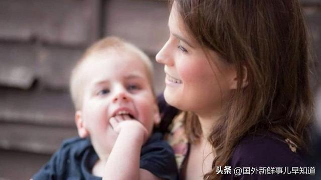 英国小男孩得病去世(英国9岁小男孩患有罕见疾病)(1)