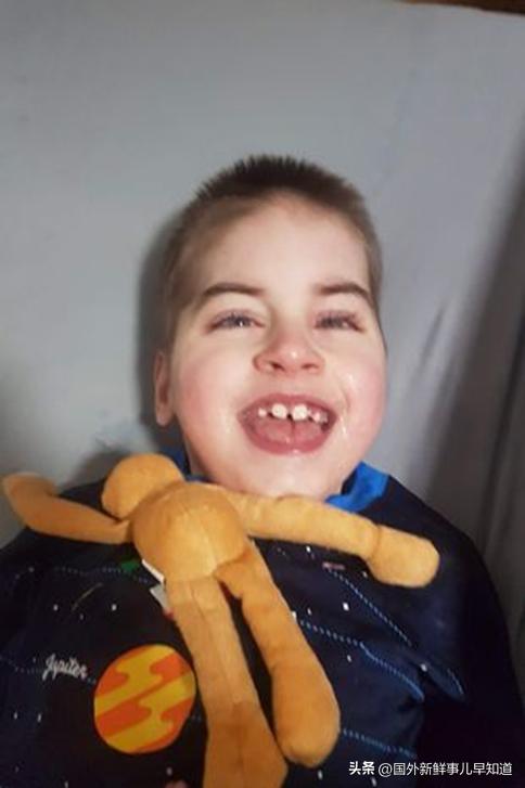 英国小男孩得病去世(英国9岁小男孩患有罕见疾病)(3)