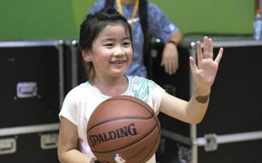 姚明8岁女儿近照曝光!身高1米6,把曾志伟比下去了