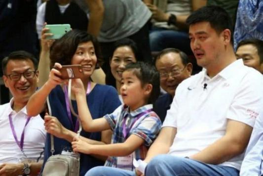 姚明8岁女儿近照曝光!身高1米6,把曾志伟比下去了