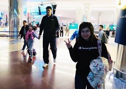 姚明8岁女儿近照曝光!身高1米6,把曾志伟比下去了