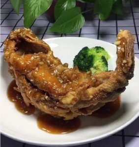 ​糖醋鱼最传统最正宗的做法，年夜饭餐桌上必不可少的一道美食