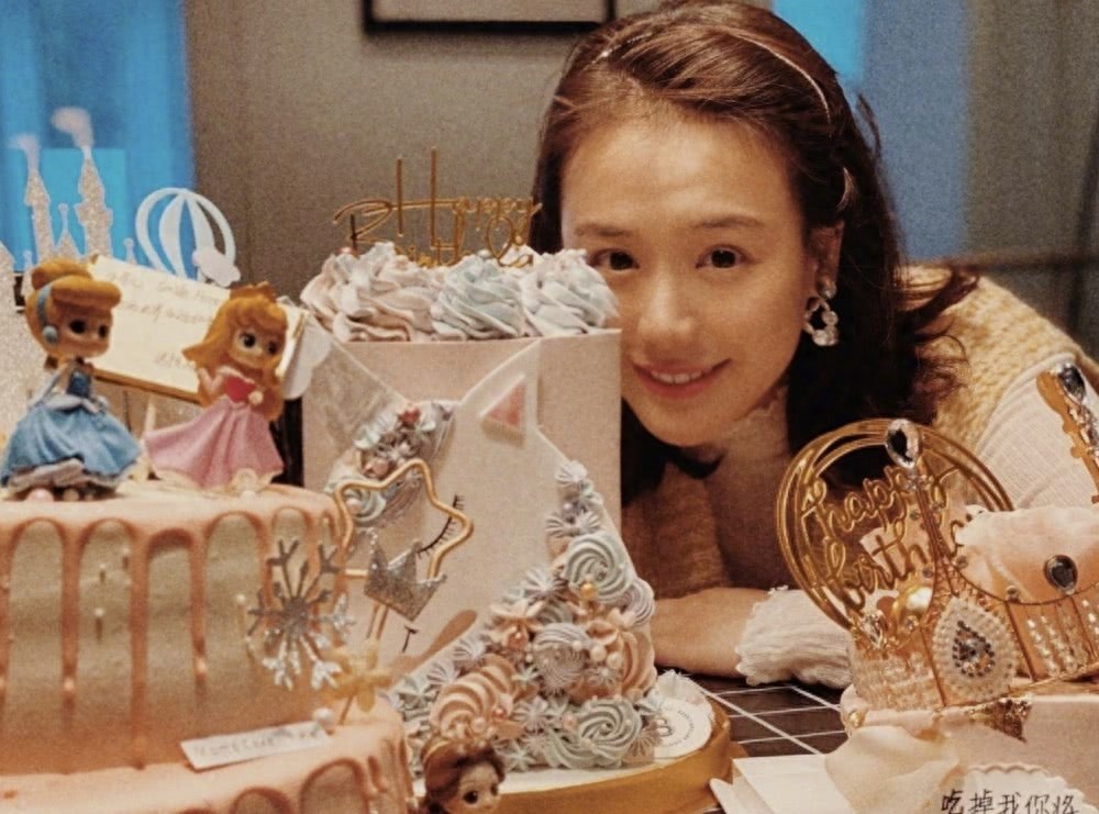 马思纯迎来32岁生日，晒母女二人合影，依旧甜美动人