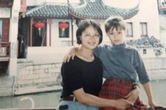 马思纯迎来32岁生日，晒母女二人合影，依旧甜美动人