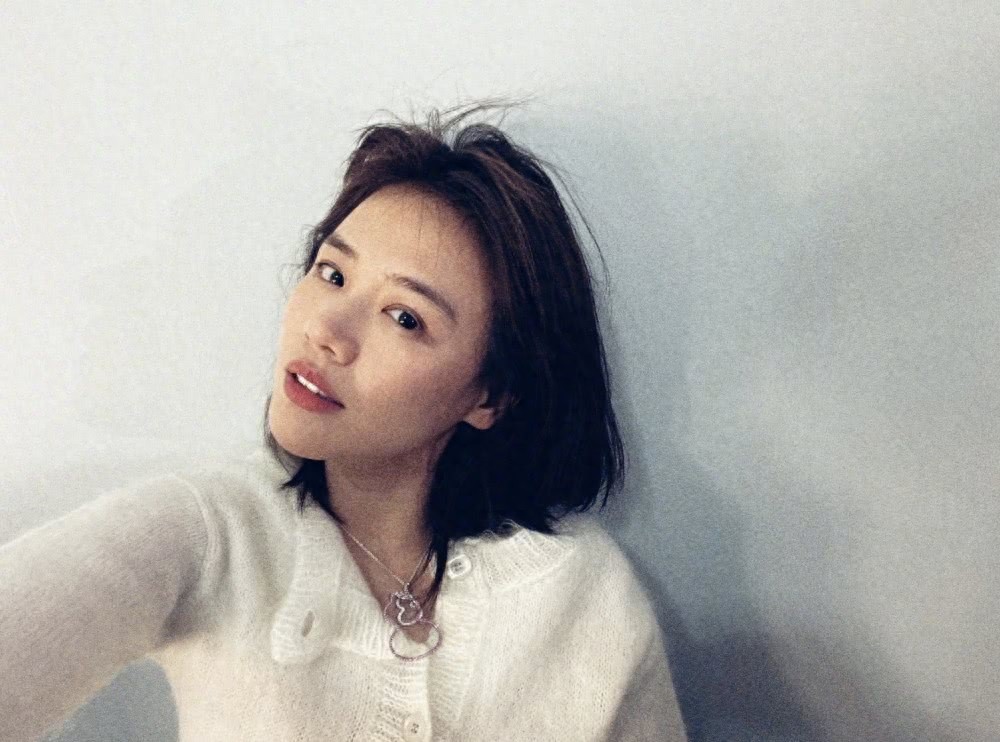 马思纯迎来32岁生日，晒母女二人合影，依旧甜美动人