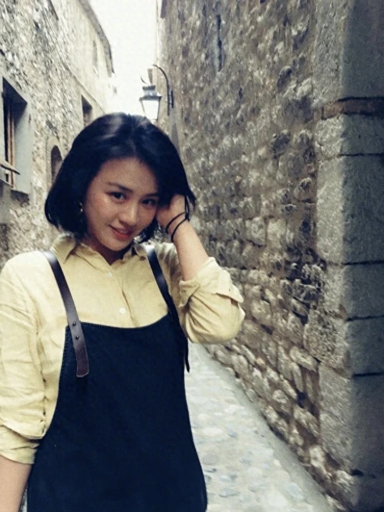 马思纯迎来32岁生日，晒母女二人合影，依旧甜美动人