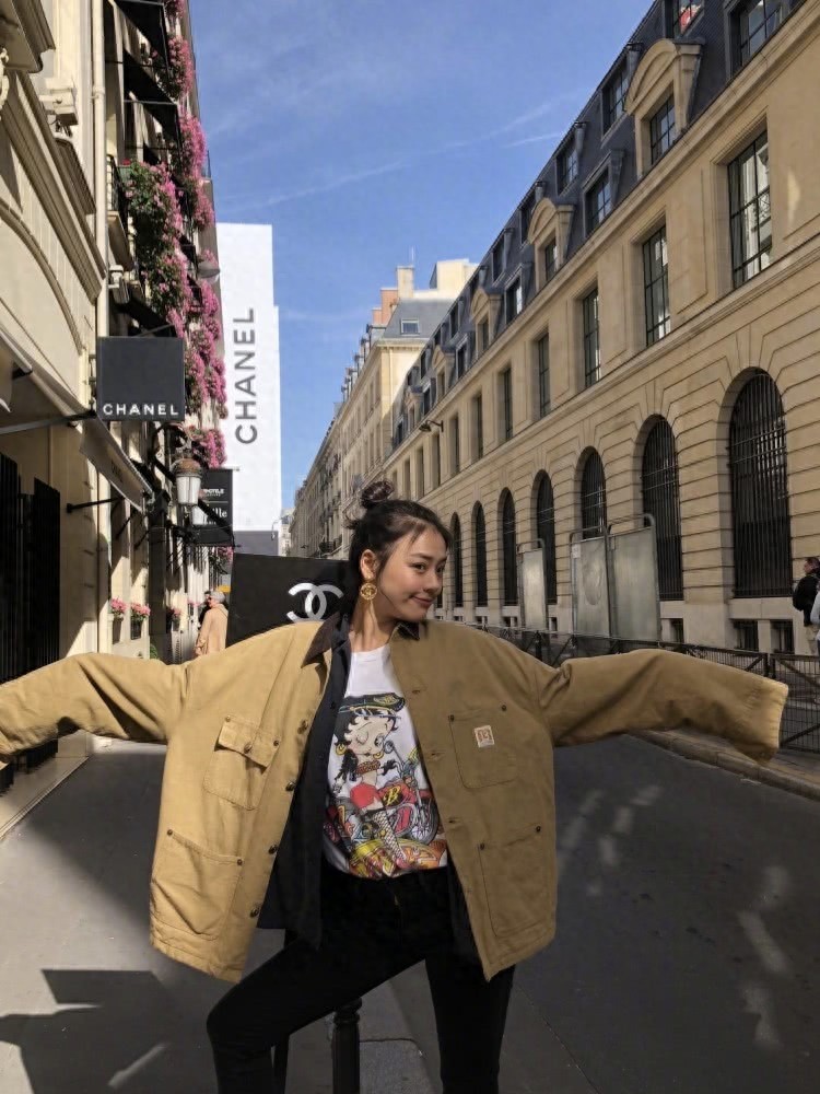 马思纯迎来32岁生日，晒母女二人合影，依旧甜美动人