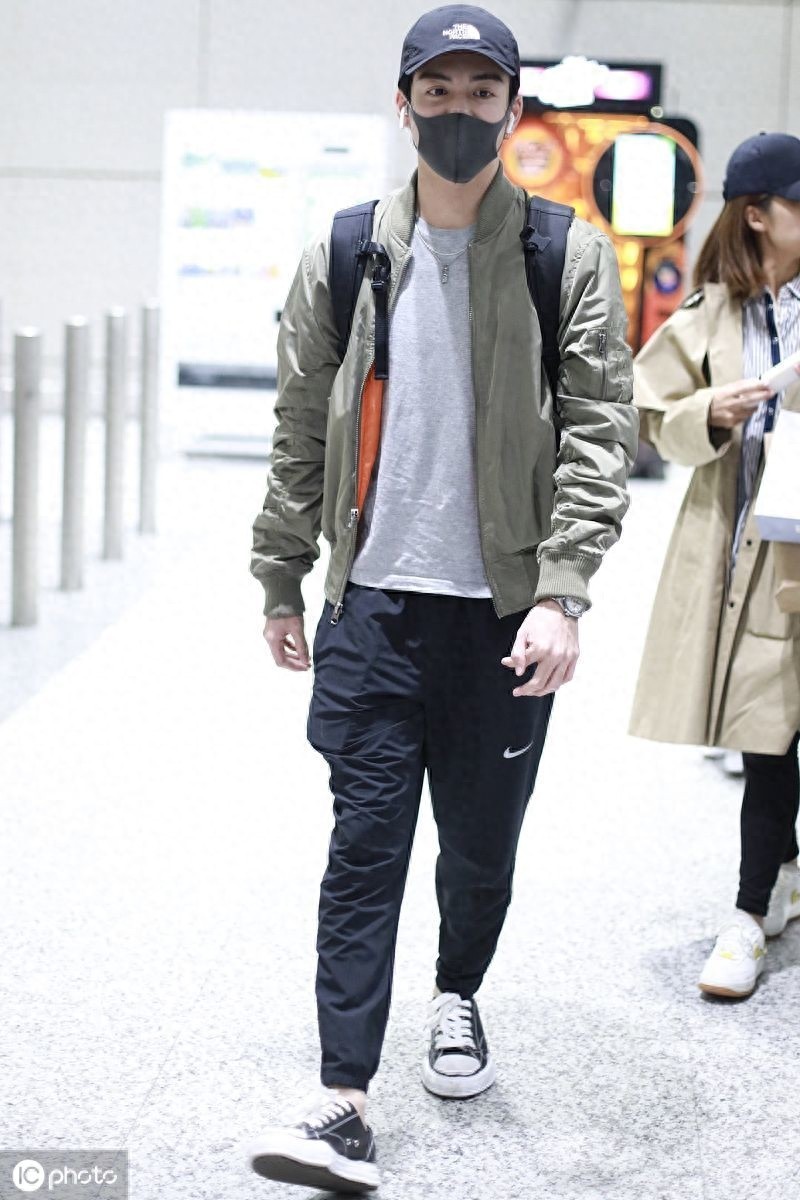 大眼仔！曾舜晞眼神呆萌可爱十足，脸上笑容灿烂心情很好