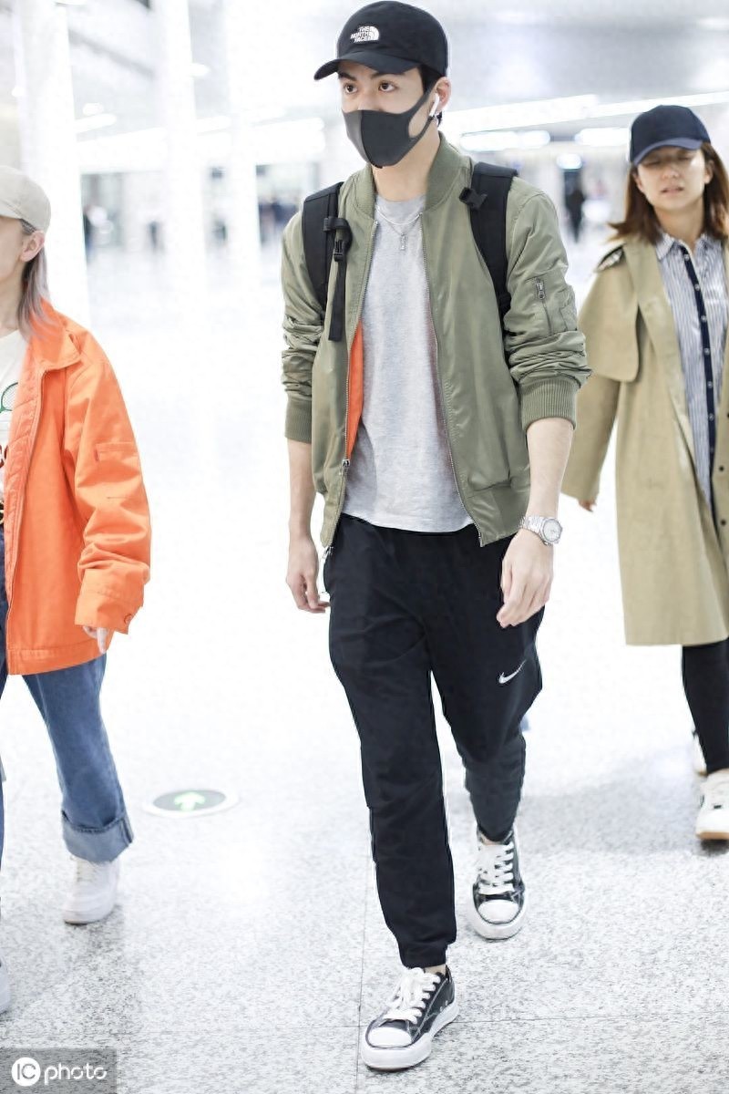 大眼仔！曾舜晞眼神呆萌可爱十足，脸上笑容灿烂心情很好