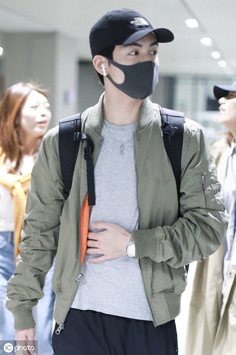 大眼仔！曾舜晞眼神呆萌可爱十足，脸上笑容灿烂心情很好