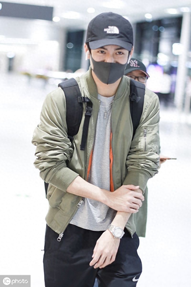 大眼仔！曾舜晞眼神呆萌可爱十足，脸上笑容灿烂心情很好