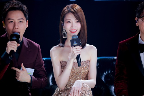 跨年最美主持人张纯烨,这腿太逆天