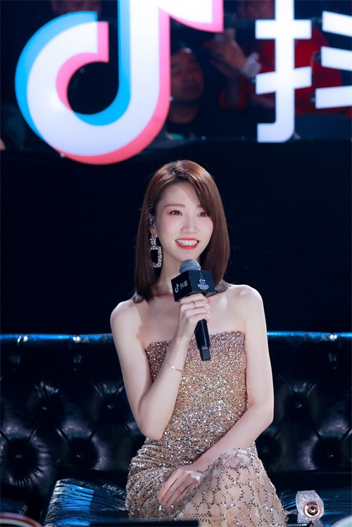 跨年最美主持人张纯烨,这腿太逆天