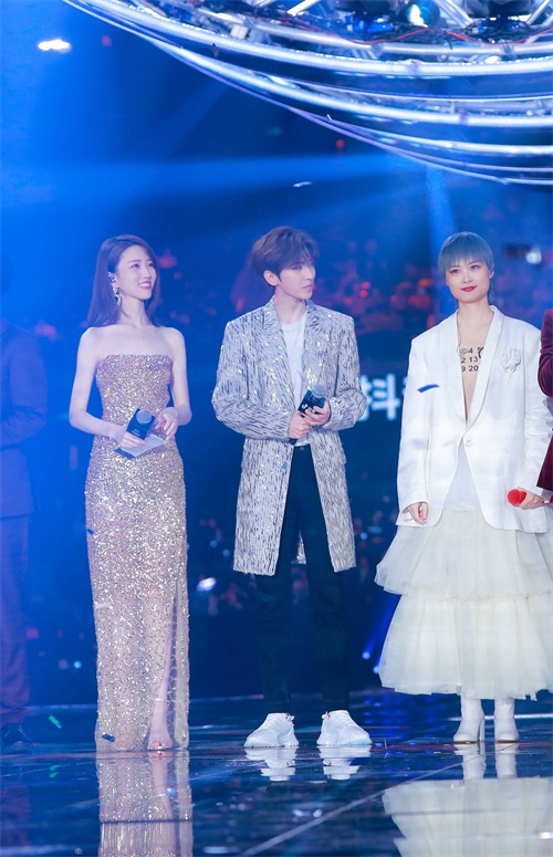 跨年最美主持人张纯烨,这腿太逆天