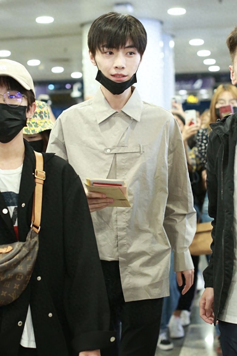 “晓星尘”宋继扬穿衬衫似校园男神，与粉丝互动亲和力满分