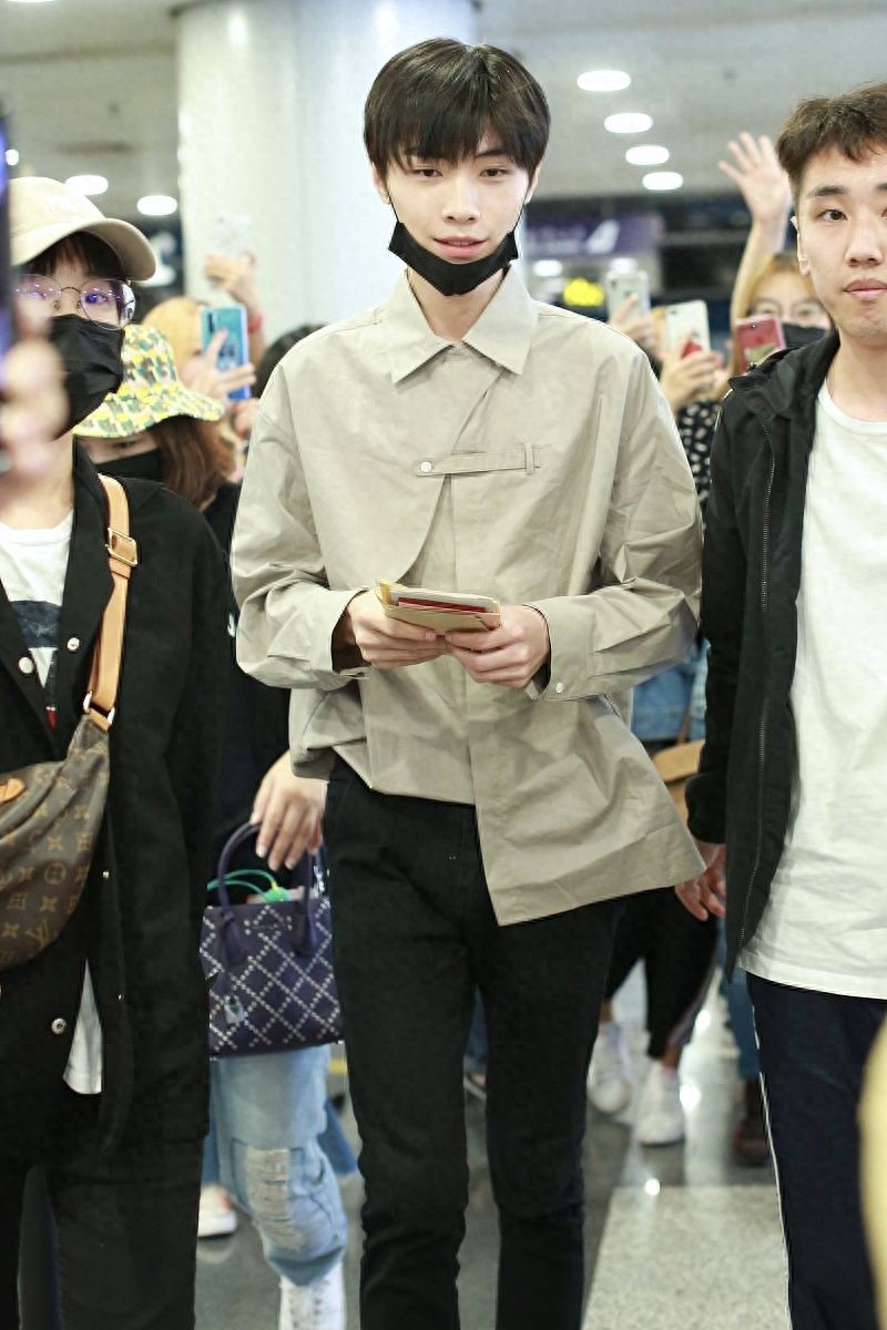 “晓星尘”宋继扬穿衬衫似校园男神，与粉丝互动亲和力满分