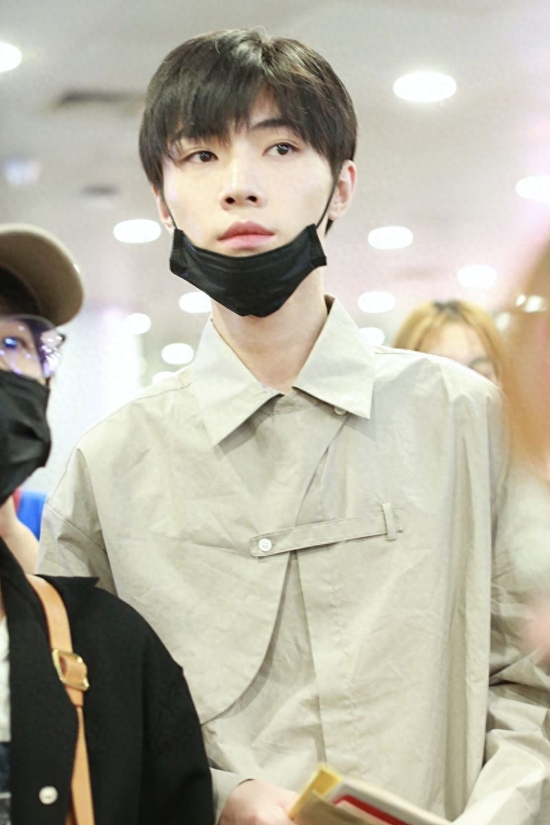 “晓星尘”宋继扬穿衬衫似校园男神，与粉丝互动亲和力满分