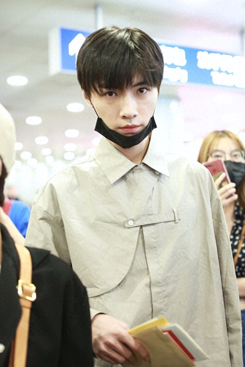 “晓星尘”宋继扬穿衬衫似校园男神，与粉丝互动亲和力满分