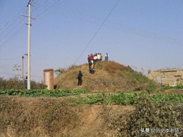 项羽墓地：跟身份完全不匹配，低矮坟冢前仅剩一块墓碑还断成两节