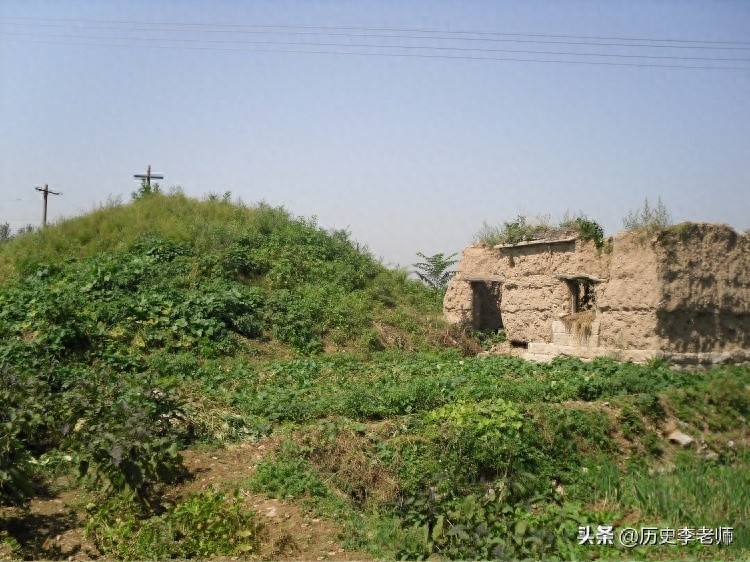 项羽墓地：跟身份完全不匹配，低矮坟冢前仅剩一块墓碑还断成两节