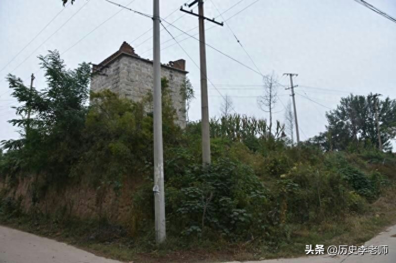 项羽墓地：跟身份完全不匹配，低矮坟冢前仅剩一块墓碑还断成两节