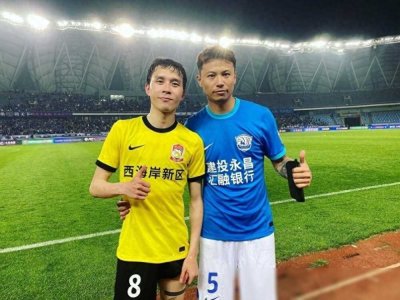 ​老友记，张修维和晏紫豪在赛场相遇合影留念