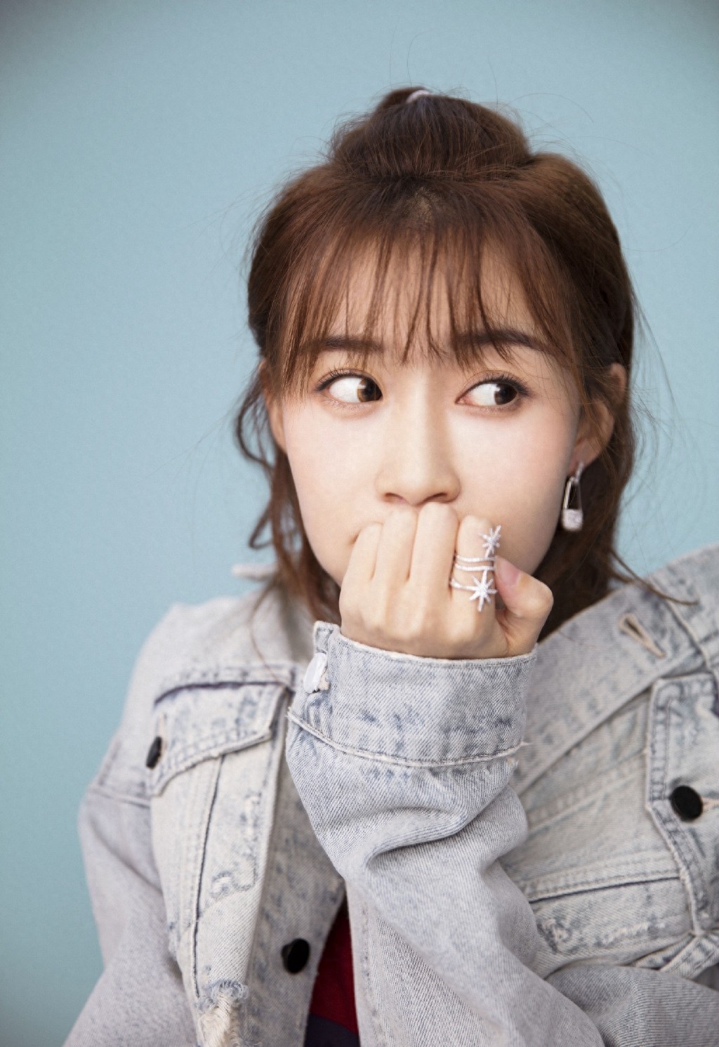 张雅卓女生带着与生俱来的猫性，一颦一笑都那么骄傲和自信