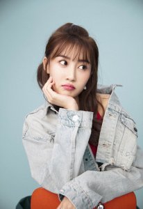 ​张雅卓女生带着与生俱来的猫性，一颦一笑都那么骄傲和自信